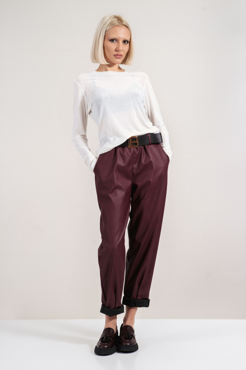 Дамски панталон от еко кожа в бордо с колан на талията