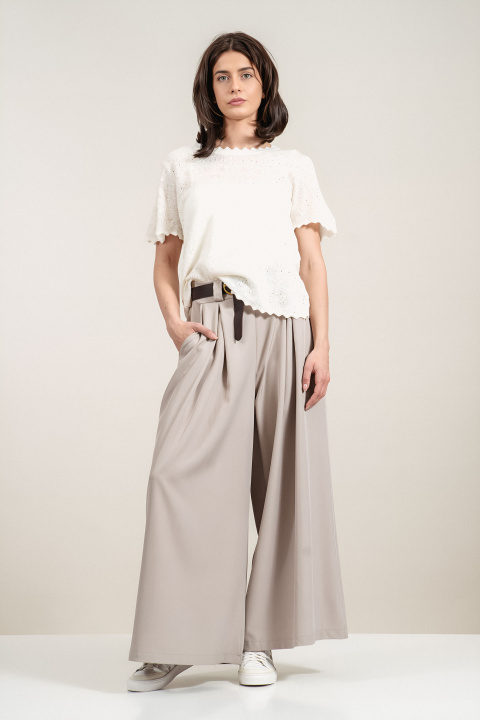 Дамски панталон с широк крачол в бежово с плохи и декоративен колан