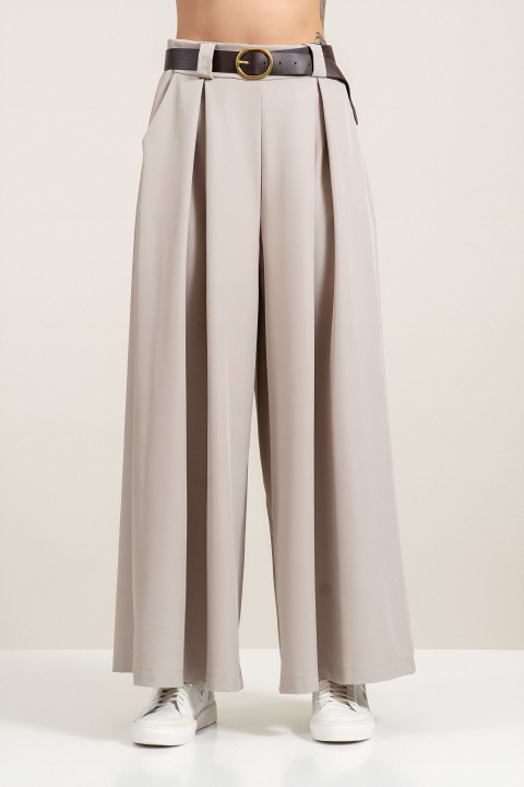 Дамски панталон с широк крачол в бежово с плохи и декоративен колан