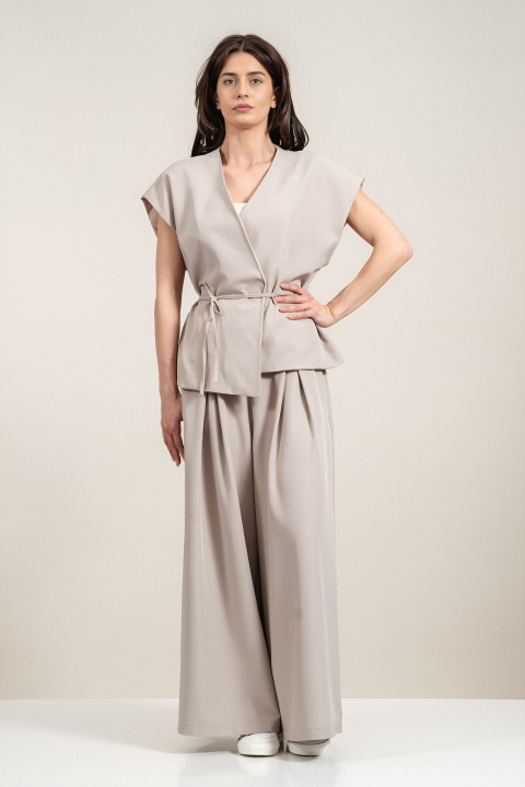 Дамски панталон с широк крачол в бежово с плохи и декоративен колан