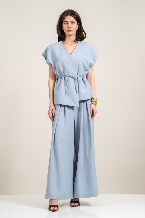 Дамски панталон с широк крачол в синьо с плохи и декоративен колан