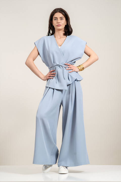 Дамски панталон с широк крачол в синьо с плохи и декоративен колан