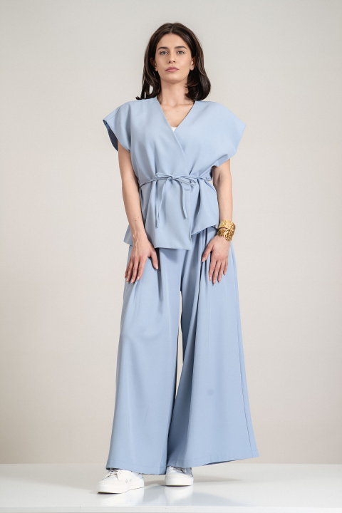 Дамски панталон с широк крачол в синьо с плохи и декоративен колан