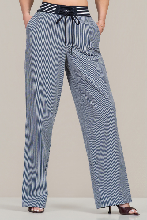 Дамски панталон с вертикално тъмносиньо райе, свободна линия и регулируема талия с връзки