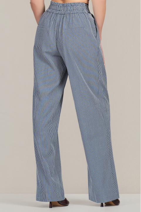 Дамски панталон с вертикално тъмносиньо райе, свободна линия и регулируема талия с връзки
