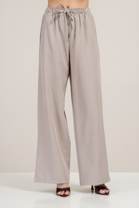 Дамски панталон в бежово с еластична талия и широк крачол