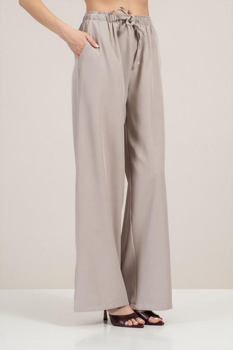 Дамски панталон в бежово с еластична талия и широк крачол