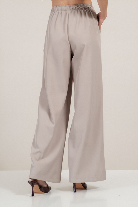 Дамски панталон в бежово с еластична талия и широк крачол