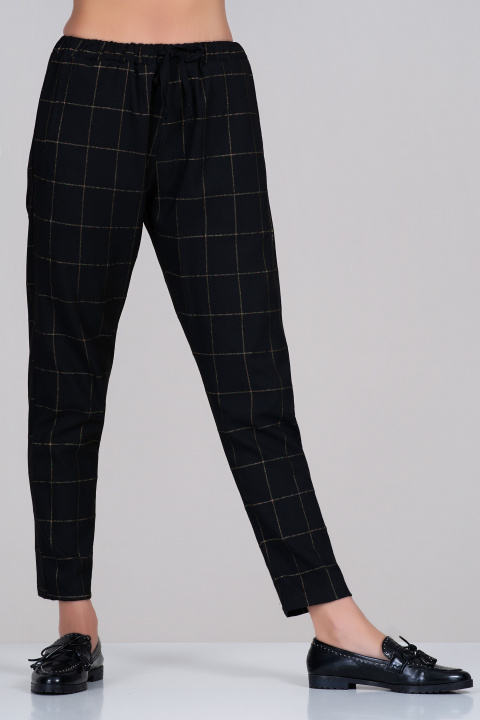 Дамски панталон в черно с кариран златист принт