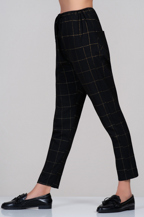 Дамски панталон в черно с кариран златист принт