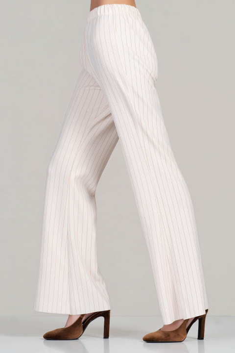 Дамски панталон в светлобежово с кафяво райе и разкроени крачоли