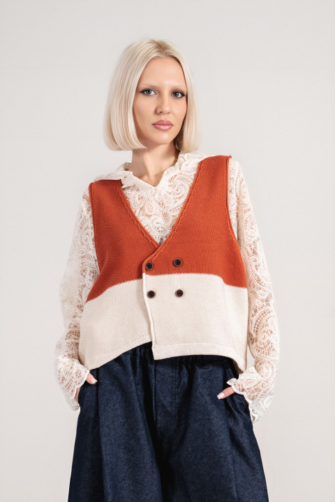 Дамски плетен елек в керемидено червено и бежово