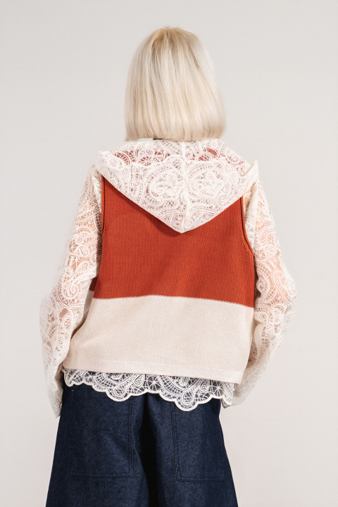 Дамски плетен елек в керемидено червено и бежово
