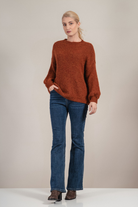 Дамски плетен мъхест пуловер в цвят карамел