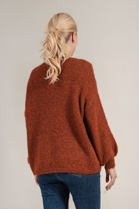 Дамски плетен мъхест пуловер в цвят карамел