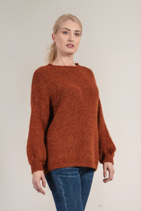 Дамски плетен мъхест пуловер в цвят карамел