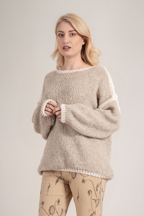 Дамски плетен пуловер в бежово с бял кант