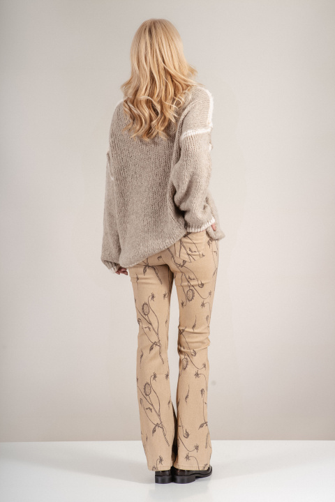 Дамски плетен пуловер в бежово с бял кант