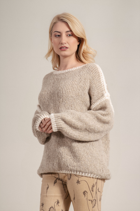 Дамски плетен пуловер в бежово с бял кант