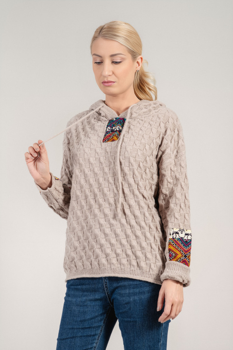 Дамски плетен пуловер в бежово с качулка и цветни апликации