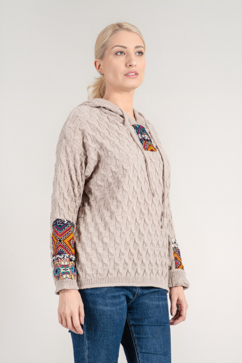Дамски плетен пуловер в бежово с качулка и цветни апликации