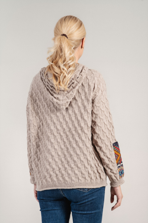 Дамски плетен пуловер в бежово с качулка и цветни апликации
