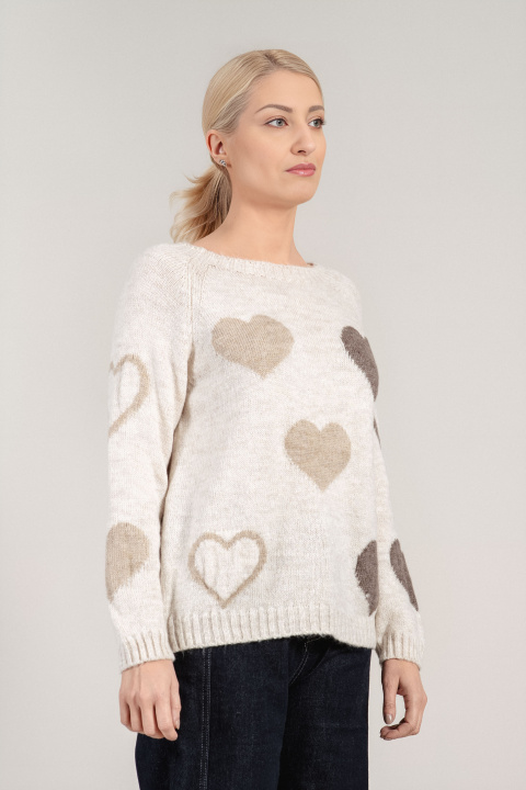 Дамски плетен пуловер в бежово с принт сърца