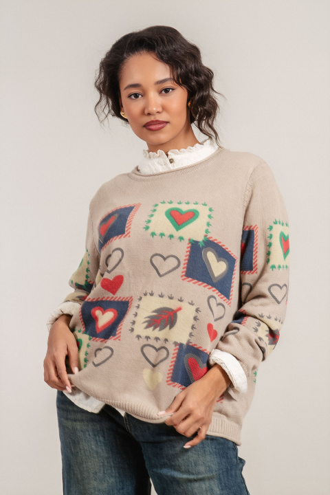 Дамски плетен пуловер в бежово с принт сърца и свободна кройка
