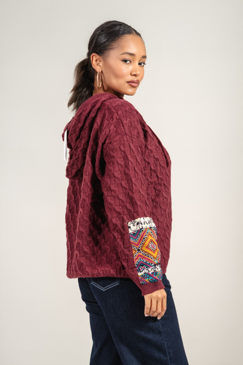 Дамски плетен пуловер в бордо с качулка и цветни апликации