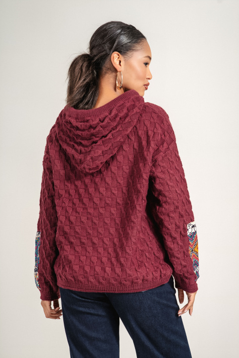 Дамски плетен пуловер в бордо с качулка и цветни апликации