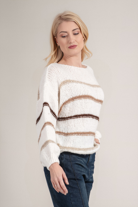 Дамски плетен пуловер в бяло с раиран принт в бежово и кафяво
