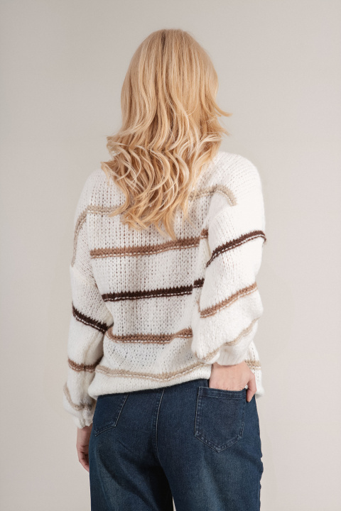 Дамски плетен пуловер в бяло с раиран принт в бежово и кафяво