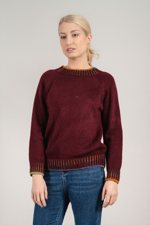 Дамски плетен пуловер в цвят бордо с цветно окантване