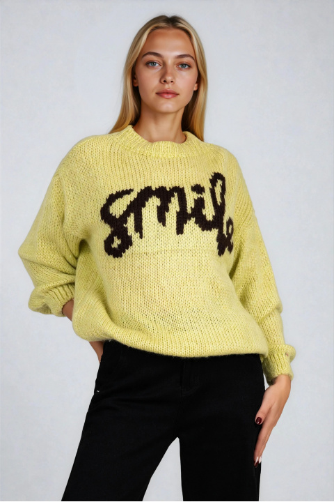 Дамски плетен пуловер с вълна в цвят лайм с черен надпис