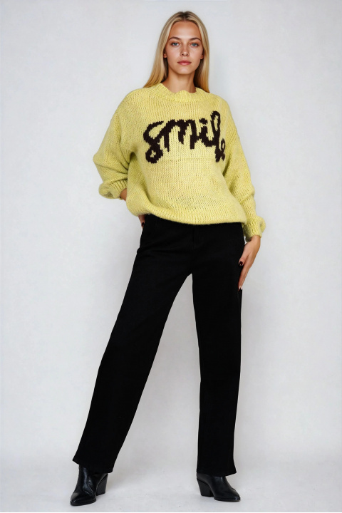 Дамски плетен пуловер с вълна в цвят лайм с черен надпис