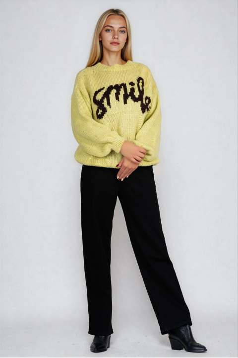 Дамски плетен пуловер с вълна в цвят лайм с черен надпис