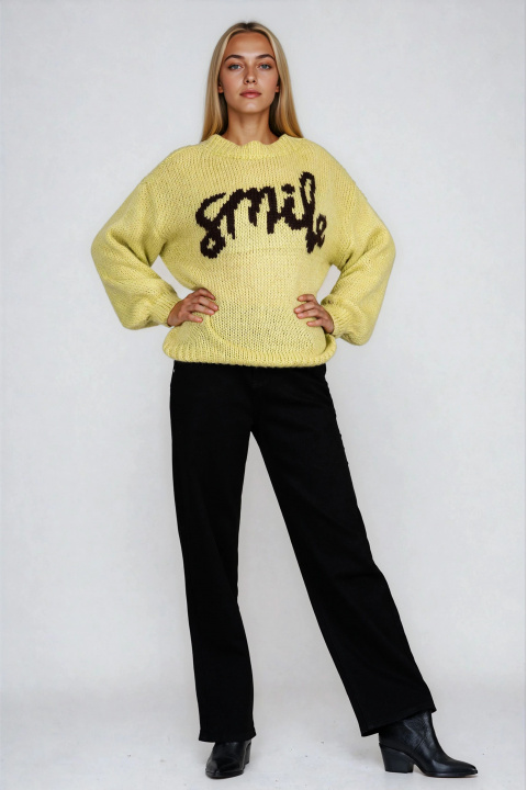 Дамски плетен пуловер с вълна в цвят лайм с черен надпис