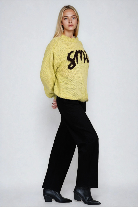 Дамски плетен пуловер с вълна в цвят лайм с черен надпис