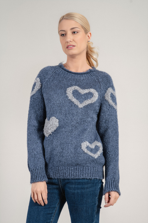 Дамски плетен пуловер в синьо с принт сиви сърца