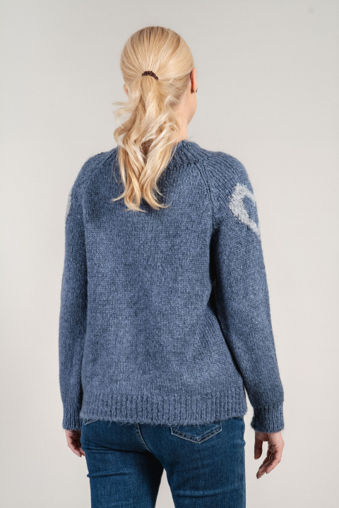 Дамски плетен пуловер в синьо с принт сиви сърца
