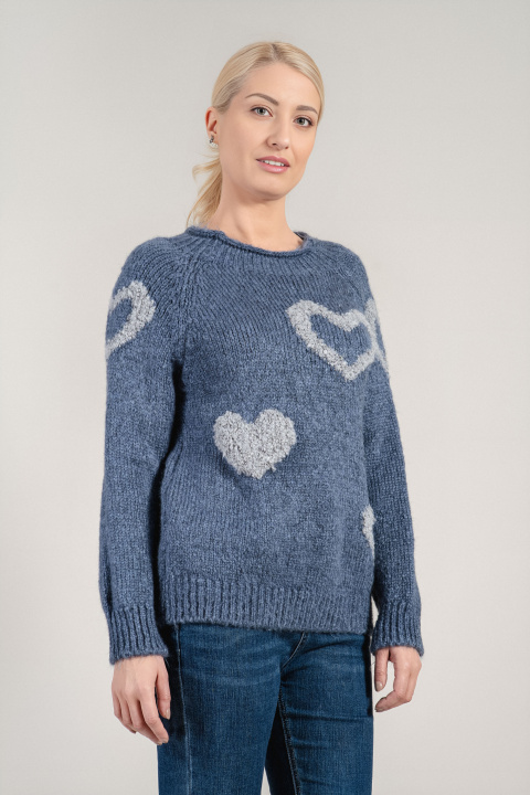 Дамски плетен пуловер в синьо с принт сиви сърца