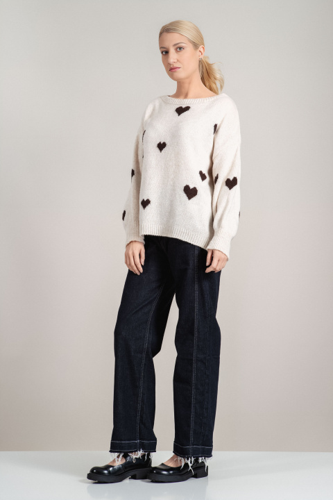 Дамски плетен пуловер в светлобежово с принт сърца