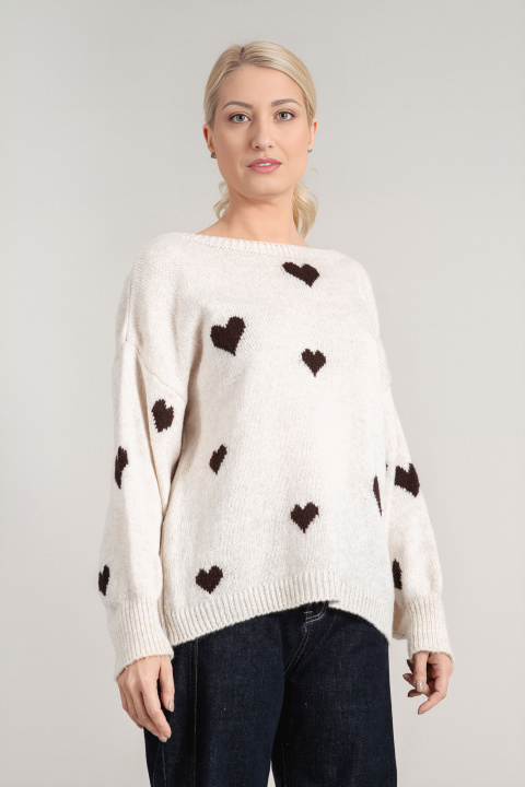 Дамски плетен пуловер в светлобежово с принт сърца