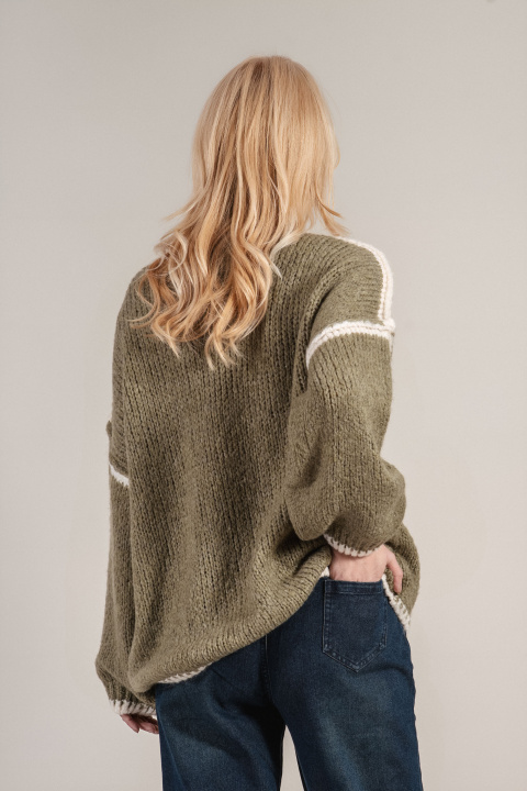 Дамски плетен пуловер в зелено с бял кант