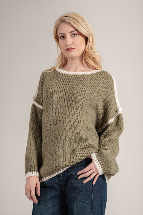 Дамски плетен пуловер в зелено с бял кант