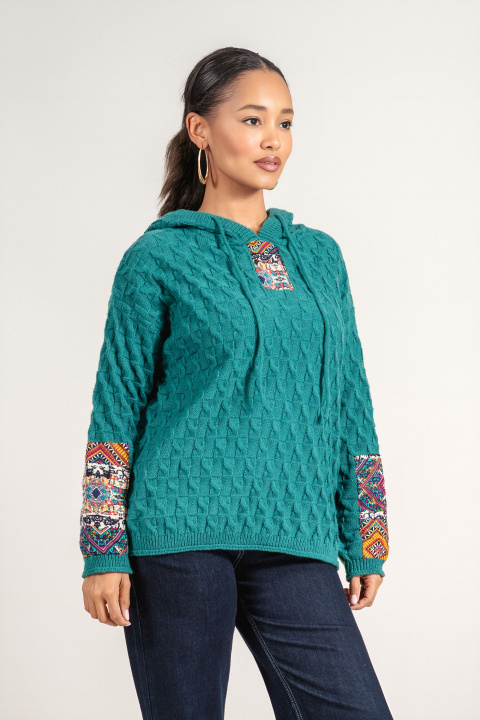 Дамски плетен пуловер в зелено с качулка и цветни апликации