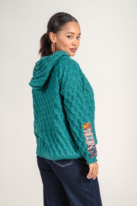 Дамски плетен пуловер в зелено с качулка и цветни апликации