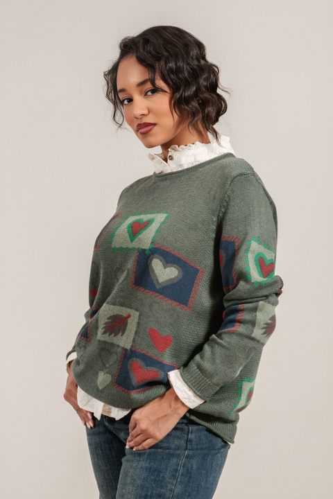 Дамски плетен пуловер в зелено с принт сърца и свободна кройка