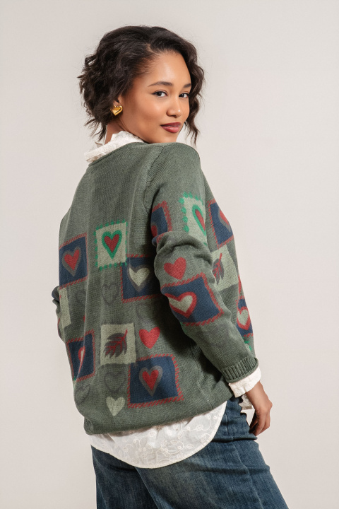 Дамски плетен пуловер в зелено с принт сърца и свободна кройка