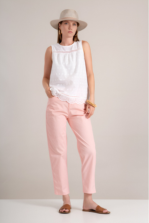 Дамски потник от памук в бяло с дебели презрамки и нежна бродерия